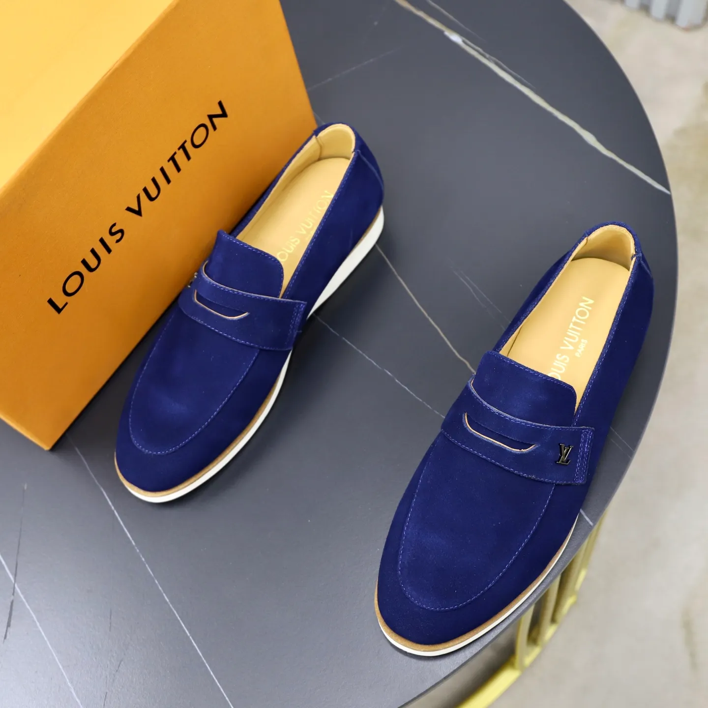 Ex-factory price: 442💰🙅‍♂️🙅‍♂️🙅‍♂️ Brand: LV Louis Vuitton Standard code: 38-44 (45 customized) Grade: Same as the official website Material: Original cow suede material stitching Comfortable and breathable cowhide lining Lightweight wear-resistant foam outsole Style category: Men's fashionable casual shoes Running sports shoes Distinguished luxury brand elements Top luxury color: actual picture color